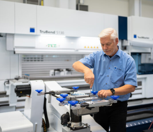 Flexibler Greifer für die Biegezelle TRUMPF, Fertigungstechnik, Fertigung