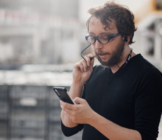 Entspannt telefonieren bei bis zu 85 Dezibel