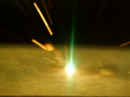 Elektronenstrahl schlägt Laserstrahl