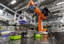 Roboter demontiert Batteriesysteme