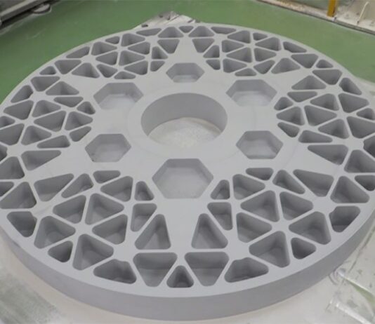 Kyocera mit Keramiklösungen zur Space Tech Expo