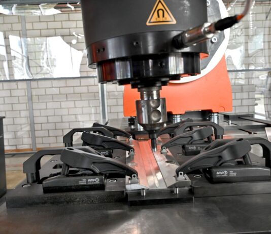 Forschungszelle für robotergestütztes Rührreibschweißen